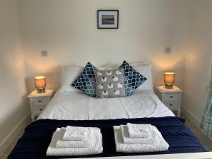 a bedroom with a bed with two night stands at TomaX Garden Cabin Free Parking in Inverness
