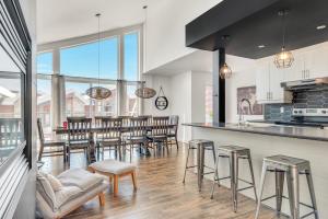 a kitchen and dining room with a bar and stools at 22- Chalet à Louer à Stoneham in Stoneham