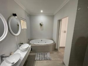 Koupelna v ubytování Guest house on Gillian Unit 6
