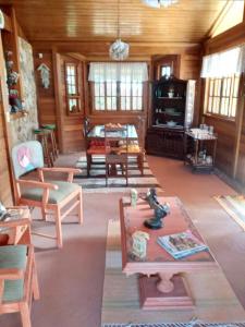 a living room filled with furniture and a table at Confortável Casa de Campo em Condomínio Fechado in Águas de Lindóia