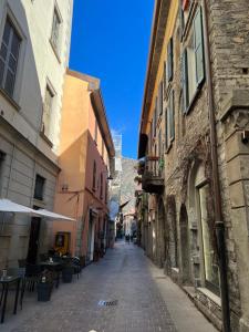 una strada vuota in un centro storico con edifici di Blue Diamond Como a Como