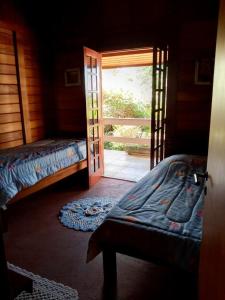a room with a bed and an open door at Confortável Casa de Campo em Condomínio Fechado in Águas de Lindóia
