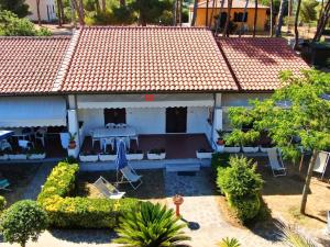 uma vista aérea de uma casa com uma mesa e cadeiras em Residence Baia delle Grazie em Casa Morcone