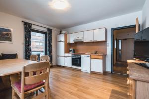 Felbermayer Appartements的厨房或小厨房