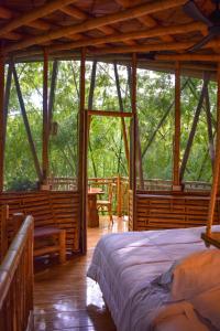 een slaapkamer in een boomhut met een bed bij Eco Hotel Hacienda El Diamante in Buga