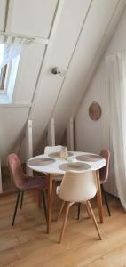 ein Esszimmer mit einem Tisch und Stühlen in der Unterkunft Sterrenhoeve in Castricum