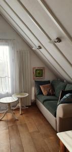 uma sala de estar com um sofá e uma mesa em Sterrenhoeve em Castricum