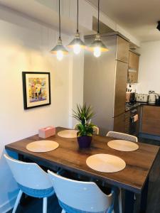 uma mesa de jantar com cadeiras e uma cozinha em Apartment 2 bath free parking em Edimburgo