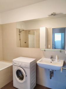 חדר רחצה ב-Near Lake Two Bedroom Fully Furnished Apartment