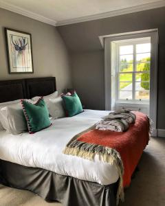 een slaapkamer met een groot bed en een raam bij The Inn at Loch Tummel in Tummel Bridge