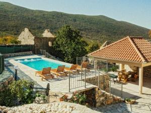 eine Villa mit einem Pool und einem Haus in der Unterkunft Holiday house Buljanovi Dvori with private pool in Runović