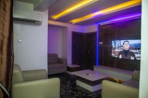 TV a/nebo společenská místnost v ubytování PRESKEN HOTELS @FAJODD-4