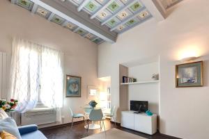 un soggiorno con tavolo e finestra di Glam Apartments a Firenze