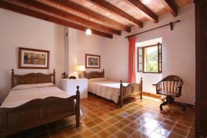 A bed or beds in a room at Can Guillo