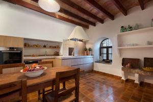 A kitchen or kitchenette at Can Guillo