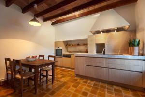A kitchen or kitchenette at Can Guillo