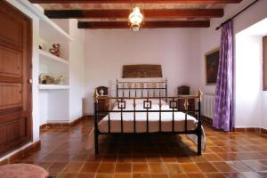 A bed or beds in a room at Can Guillo