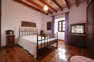 A bed or beds in a room at Can Guillo