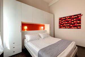 una camera con letto bianco e armadio di Glam Apartments a Firenze