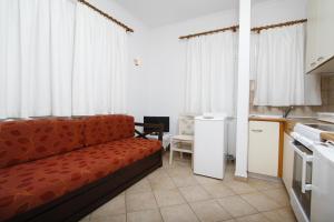 un soggiorno con divano in cucina di Saint Thomas Village a Città di Lefkada Altre 35 foto