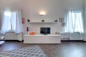 フィレンツェにあるGlam Apartmentsのリビングルーム(テレビ付)、窓2つが備わります。