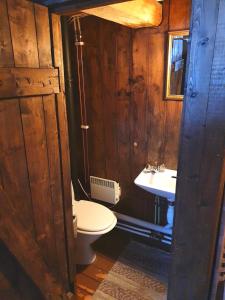 A bathroom at Ålbyggården
