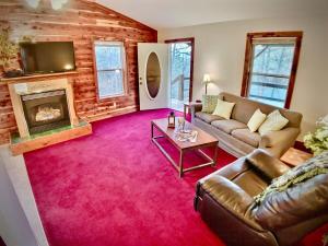 uma sala de estar com um sofá e uma lareira em Cedar Creek Cabins em Eureka Springs