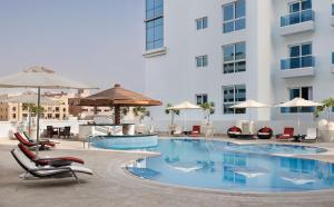 Poolen vid eller i närheten av Hyatt Place Dubai Al Rigga Residences