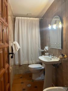 Koupelna v ubytování Hostal Rural Poqueira