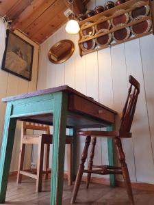 een oude tafel en een stoel in een kamer bij Ålbyggården in Røros