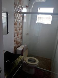 bagno con servizi igienici, lavandino e finestra di Apartamento Duplex Mobiliado em São Pedro da Aldeia a São Pedro da Aldeia