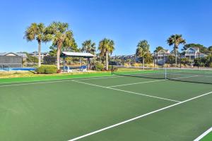 Tennis at/o squash facilities sa Saint Helena Island Condo - Steps to Beach! o sa malapit