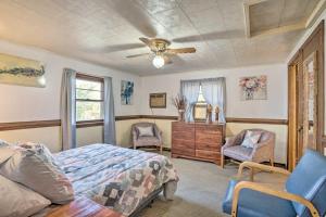 Ένα ή περισσότερα κρεβάτια σε δωμάτιο στο Heathsville Home with Sunroom Less Than 10 Mi to Beach!