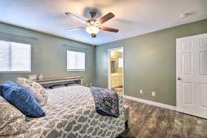 Katil atau katil-katil dalam bilik di Loveland Duplex with Large Yard 2 Mi to Dtwn