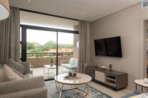 Μια τηλεόραση ή/και κέντρο ψυχαγωγίας στο Zimbali Suites 411