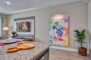 een keuken met een aanrecht en een schilderij aan de muur bij Formosa Valley by UNE Homes in Orlando