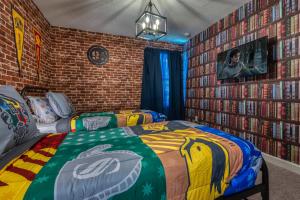 a bedroom with two beds and a wall of books at Formosa Valley by UNE Homes in Orlando