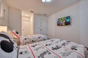 a bedroom with two beds and a painting on the wall at Formosa Valley by UNE Homes in Orlando