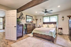 מיטה או מיטות בחדר ב-Quaint Creekside Cottage with Porch and Backyard!