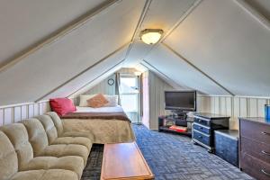 Телевизор и/или развлекательный центр в Quaint Creekside Cottage with Porch and Backyard!