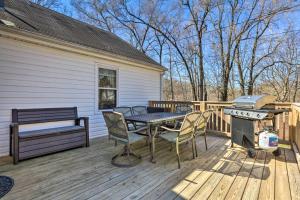 Afbeelding uit fotogalerij van Quaint Creekside Cottage with Porch and Backyard! in Lexington