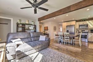 Кухня или мини-кухня в Quaint Creekside Cottage with Porch and Backyard!
