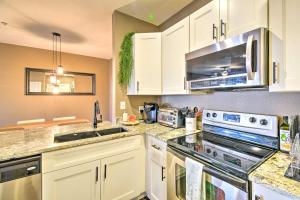 Η κουζίνα ή μικρή κουζίνα στο Walk to Papago Park Phoenix Condo with Pool Access!