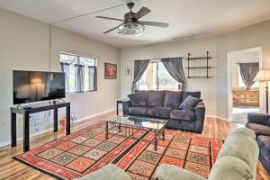 uma sala de estar com um sofá e uma mesa em Tranquil Green Valley Townhome with Mtn Views! em Green Valley