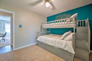 Katil atau katil-katil dalam bilik di Oak Island Getaway with Yard - Walk to Beach!