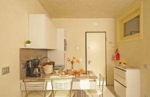 Una cocina con una mesa y sillas en una habitación. en Appartamento Elena, en Manerba del Garda 10 fotos más