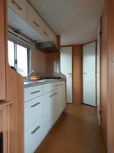 Kuchyň nebo kuchyňský kout v ubytování Stacaravan 169 5* camping De kuilart in Friesland
