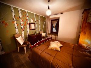 1 dormitorio con cama, escritorio y silla en La Maison Des Artistes - Mont Blanc en Morgex