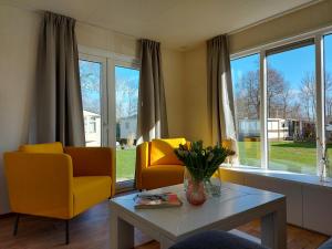 Гостиная зона в Stacaravan 161 5* camping De kuilart in Friesland