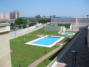 Utsikt mot bassenget på Apartamentos Luxsevilla Palacio eller i nærheten